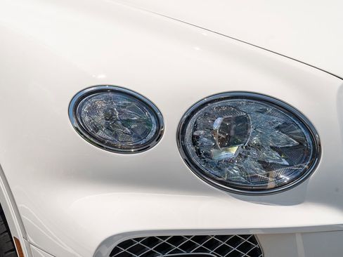 Used 2021 Bentley Bentayga Plug-In Hybrid AWD/4WD image 10