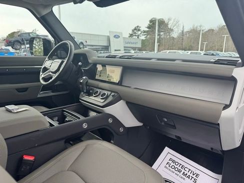 Used 2023 Land Rover Defender 90 S image 25