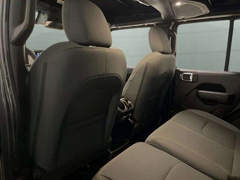 Used 2024 Jeep Wrangler Unlimited image 17