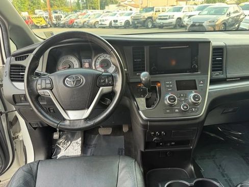 Used 2017 Toyota Sienna SE Premium FWD image 21