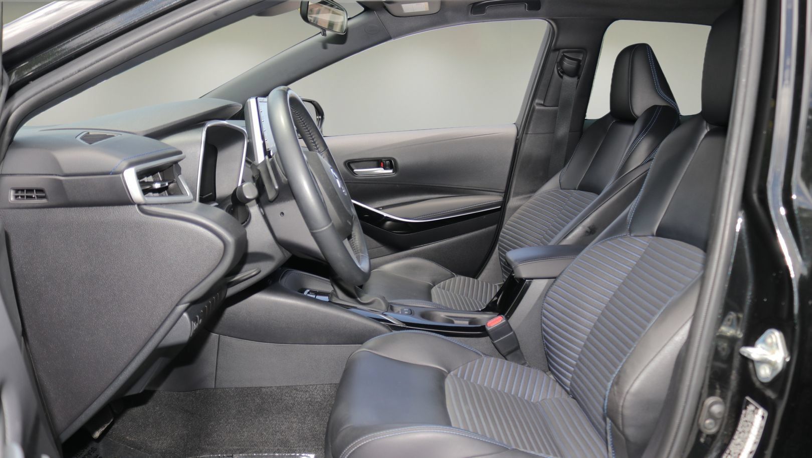 Used 2020 Toyota Corolla XSE FWD image 11
