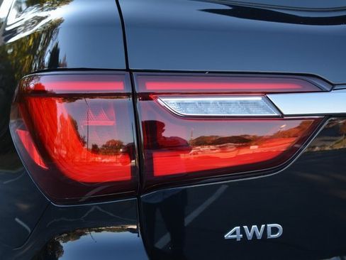 Used 2024 INFINITI QX80 Sensory image 8