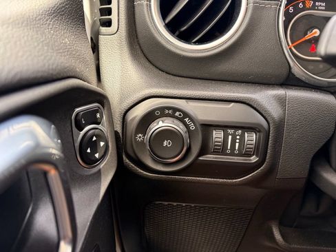 Used 2022 Jeep Wrangler Unlimited Sahara w/ Cold Weather Group AWD/4WD image 35