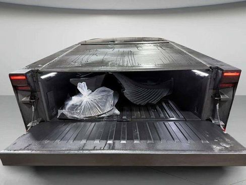 Used 2024 Tesla Cybertruck AWD Crew Cab image 23