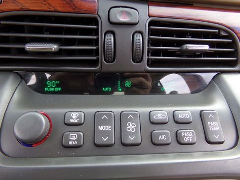 Used 2003 Cadillac De Ville Sedan w/ Comfort & Convenience Package image 49