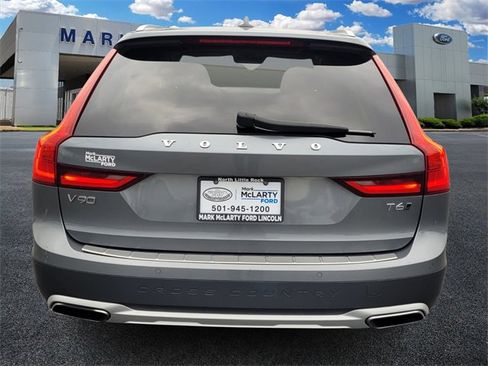 Used 2017 Volvo V90 T6 Cross Country image 4