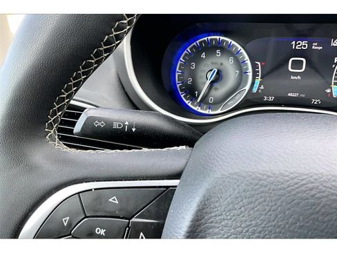 Used 2024 Chrysler Pacifica Touring-L FWD image 20