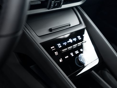 Certified 2025 Porsche Macan Turbo Electric AWD/4WD image 14