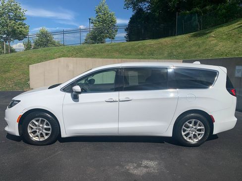Used 2017 Chrysler Pacifica LX FWD image 2