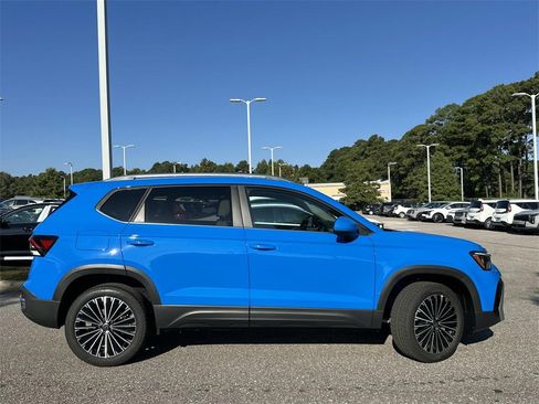 New 2025 Volkswagen Taos SE image 4
