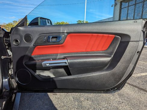 Used 2017 Ford Mustang GT Premium image 31