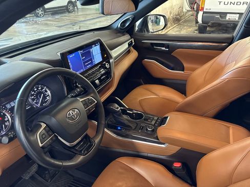 Used 2022 Toyota Highlander Platinum AWD/4WD image 17