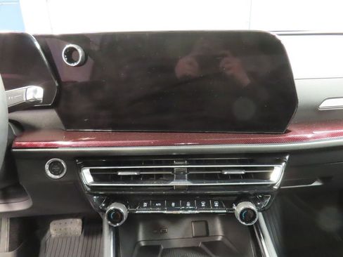 Used 2025 Chevrolet Traverse Z71 w/ LPO, Floor Liner Package AWD/4WD image 49