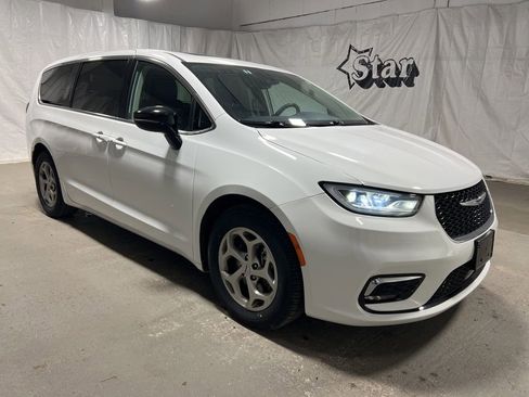 Used 2024 Chrysler Pacifica Limited image 1