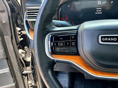 Used 2022 Jeep Grand Wagoneer Series III w/ Rear-Seat Entertainment Group AWD/4WD image 18