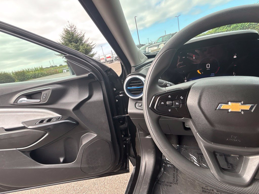 Used 2025 Chevrolet Trax LT FWD image 30