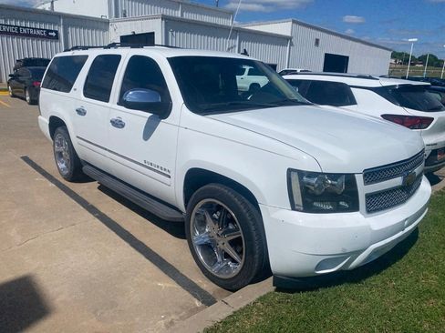 Used 2011 Chevrolet Suburban LTZ RWD image 2