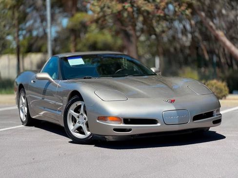 Used 2000 Chevrolet Corvette Coupe w/ Roof Pkg RWD image 2