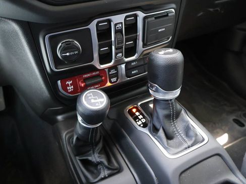 Used 2025 Jeep Wrangler Unlimited Rubicon w/ XTREMEE 35" Tire Package AWD/4WD image 13