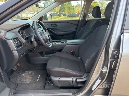 Used 2023 Nissan Rogue S image 18
