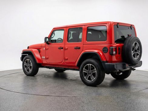 Used 2025 Jeep Wrangler Sahara image 5