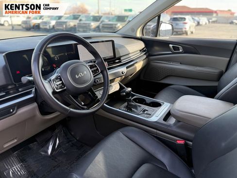 Used 2025 Kia Carnival image 36