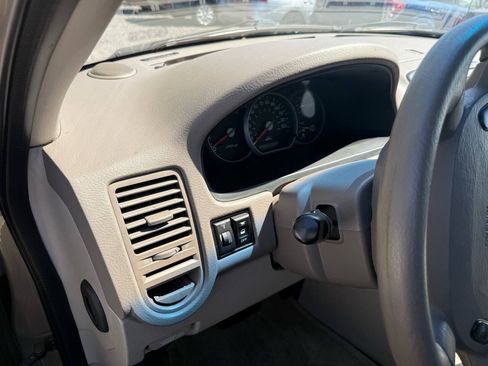 Used 2005 Kia Sedona FWD image 11