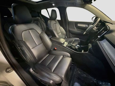 Used 2025 Volvo XC40 B5 Plus AWD/4WD image 34