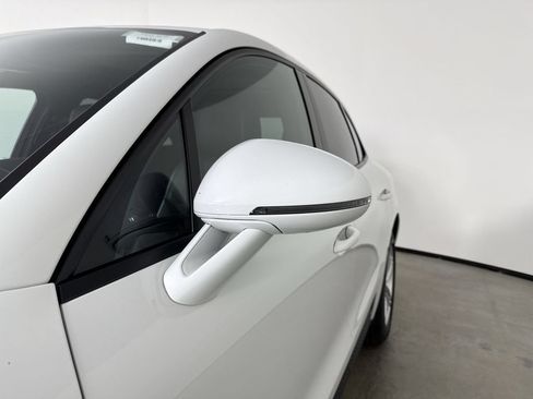Certified 2023 Porsche Macan AWD/4WD image 12
