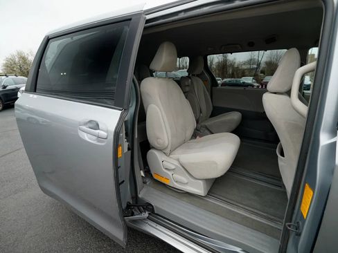 Used 2014 Toyota Sienna LE FWD image 22