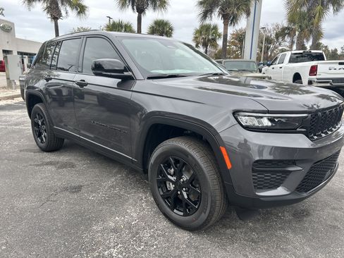 New 2025 Jeep Grand Cherokee Altitude image 9