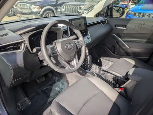 Used 2025 Toyota Corolla Cross XLE image 9