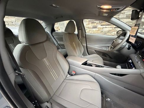 Used 2023 Hyundai Elantra SEL w/ Convenience Package image 15