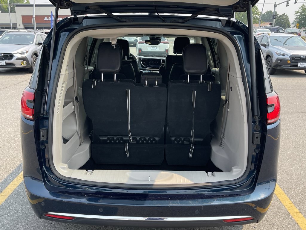 Used 2023 Chrysler Pacifica Touring-L FWD image 8