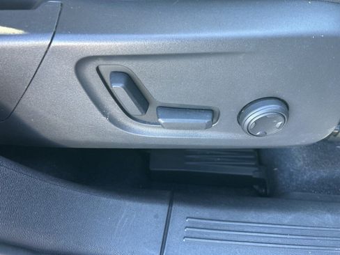 Used 2019 Volvo XC40 T5 Momentum image 22