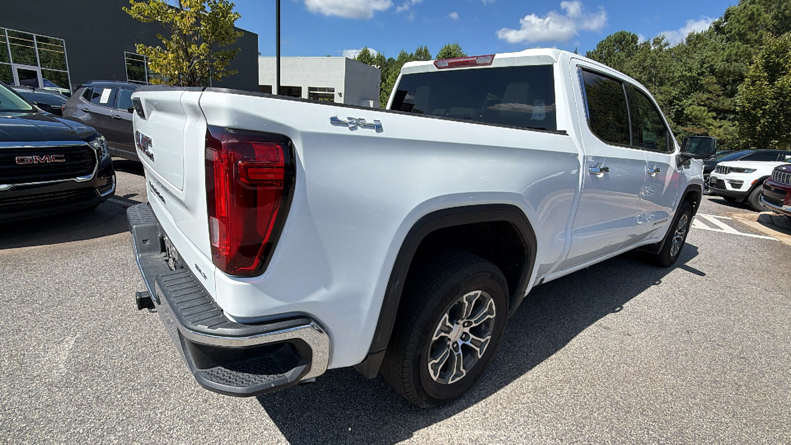 Used 2025 GMC Sierra 1500 SLT AWD/4WD image 8