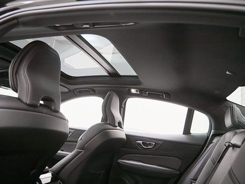 Certified 2022 Volvo S60 T8 R-Design image 22