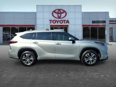 Used 2022 Toyota Highlander XLE FWD image 5