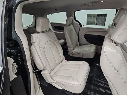 Used 2017 Chrysler Pacifica Touring-L w/ Tire & Wheel Group image 34