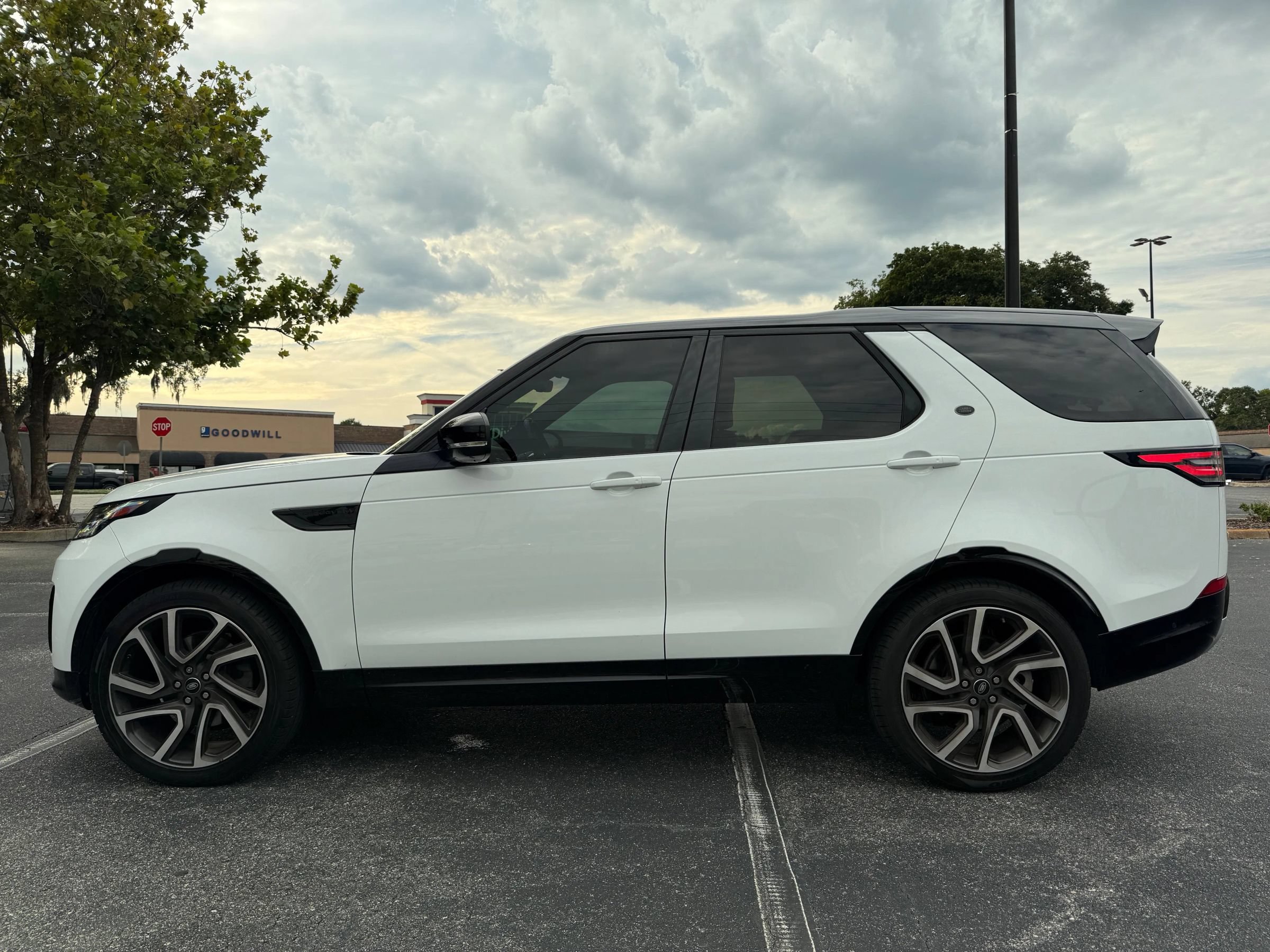 Used 2017 Land Rover Discovery HSE Luxury AWD/4WD image 8