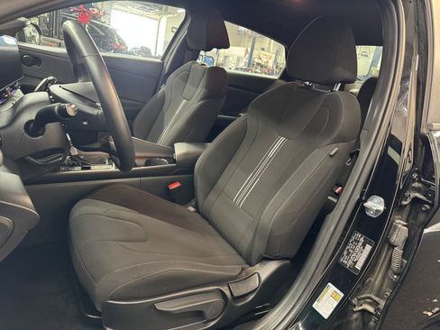 Used 2025 Hyundai Elantra SEL FWD image 17