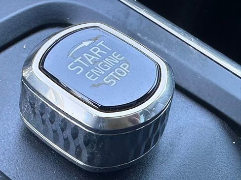 Used 2018 Volvo XC60 T6 Momentum w/ Advanced Package image 16