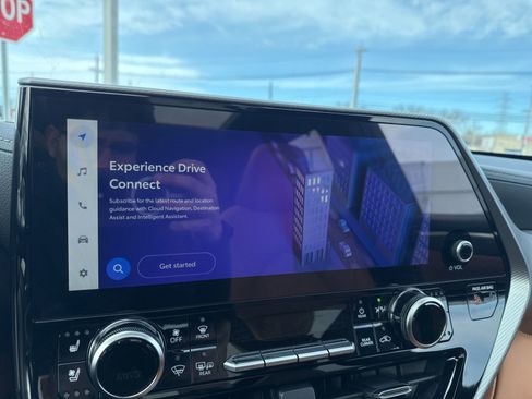 Used 2025 Toyota Highlander Platinum image 23