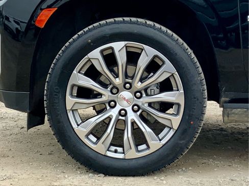 Used 2021 GMC Yukon XL Denali w/ Denali Premium Package image 16