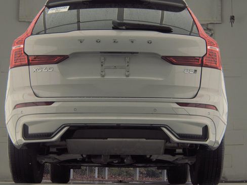 Used 2025 Volvo XC60 B5 Core AWD/4WD image 13