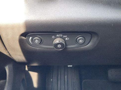 Used 2021 Chevrolet Traverse LT FWD image 19