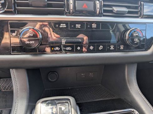 Used 2025 Nissan Pathfinder SV FWD image 13