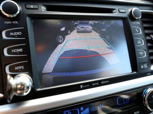 Used 2019 Toyota Highlander XLE image 26