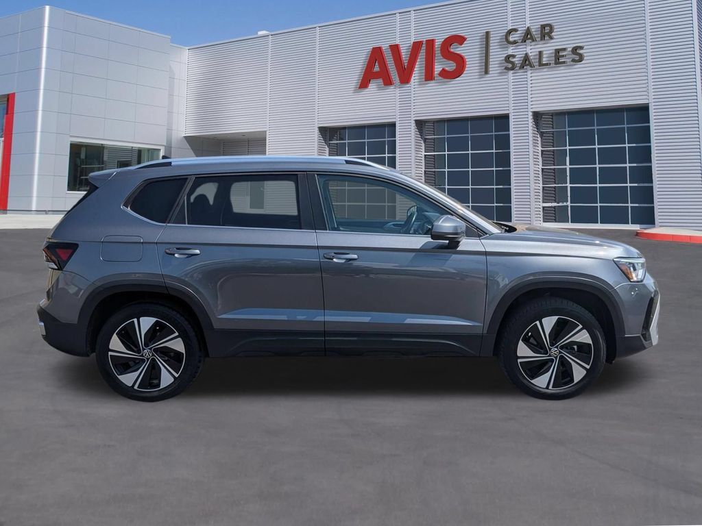 Used 2025 Volkswagen Taos SE AWD/4WD image 5