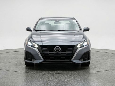 Used 2025 Nissan Altima 2.5 SV image 2